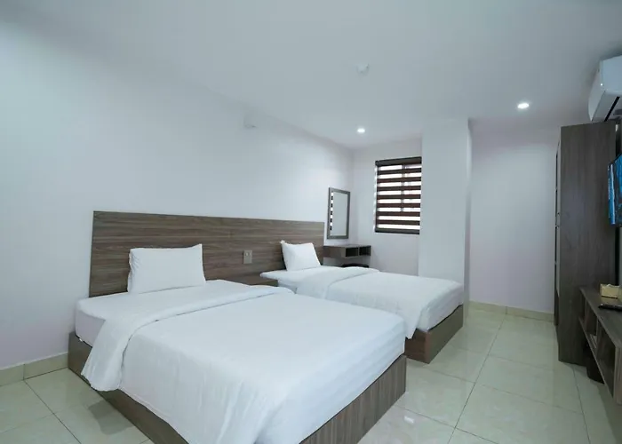 Aurora Hotel *